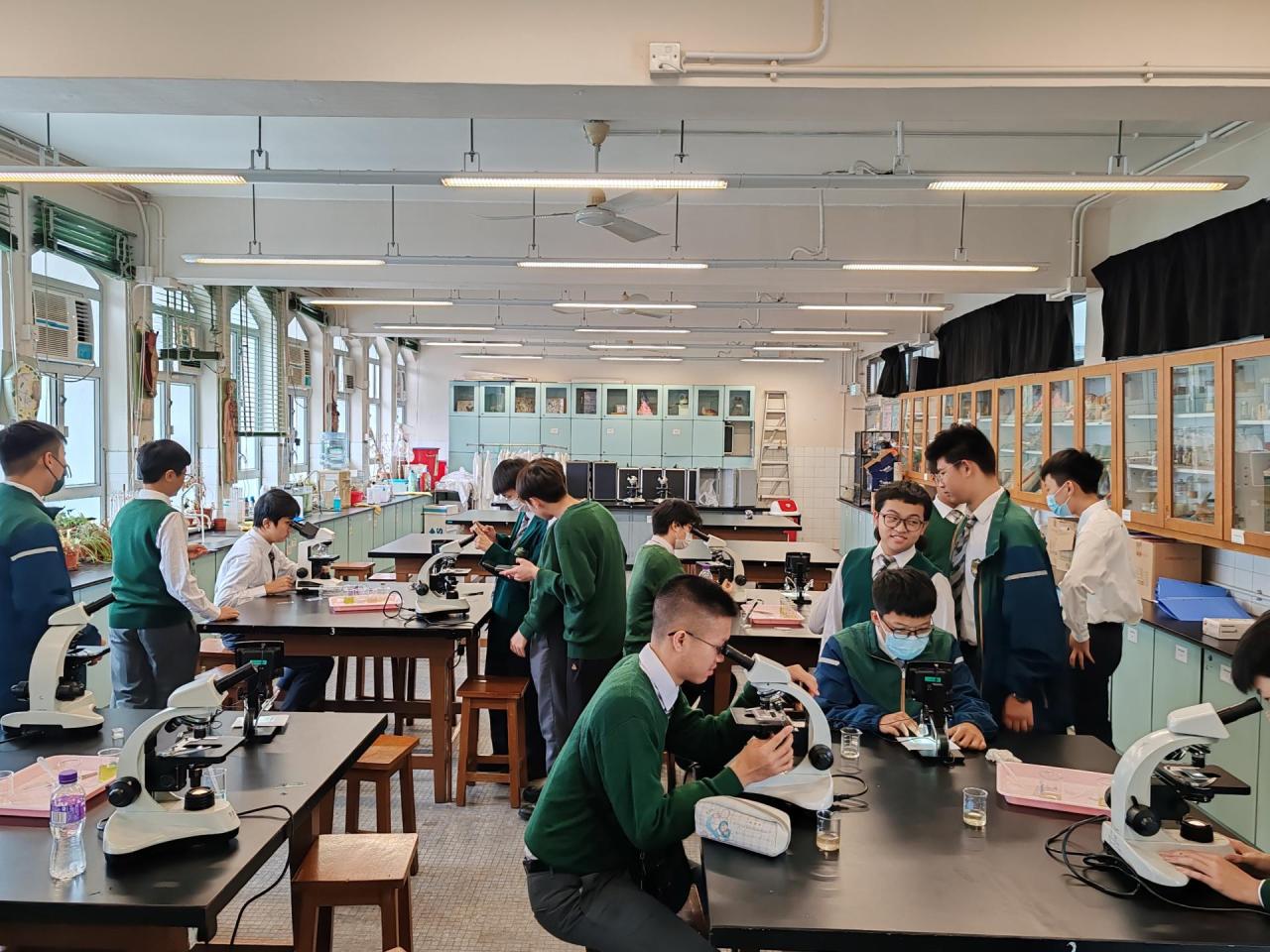 同學利用顯微鏡進行探究活動