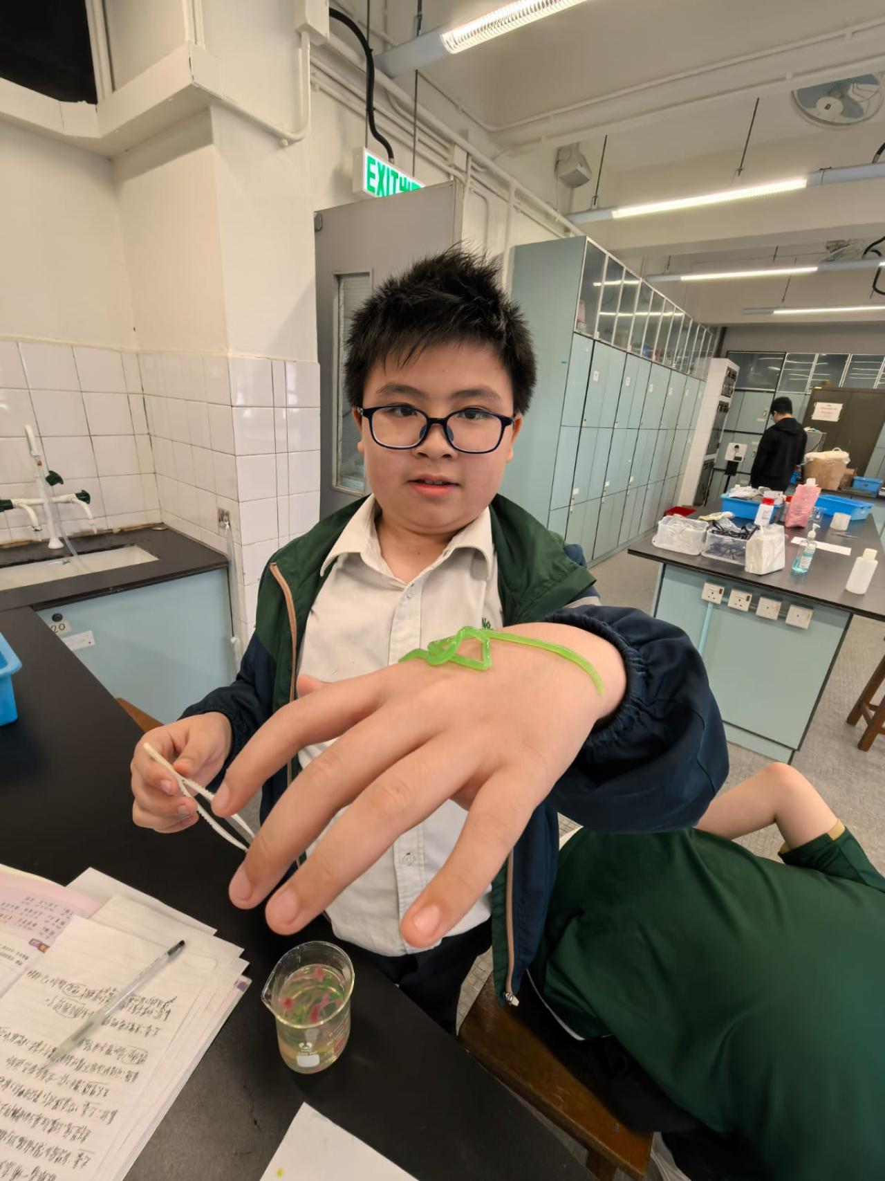STEM WEEK化學實驗活動(2026-27) 學生們在實驗室運用了凝膠交聯反應（Spherification）的原理，親手用海藻酸鈉（Sodium Alginate）製作分子料理「假意粉」（如汽水、果汁或巧克力意粉）。